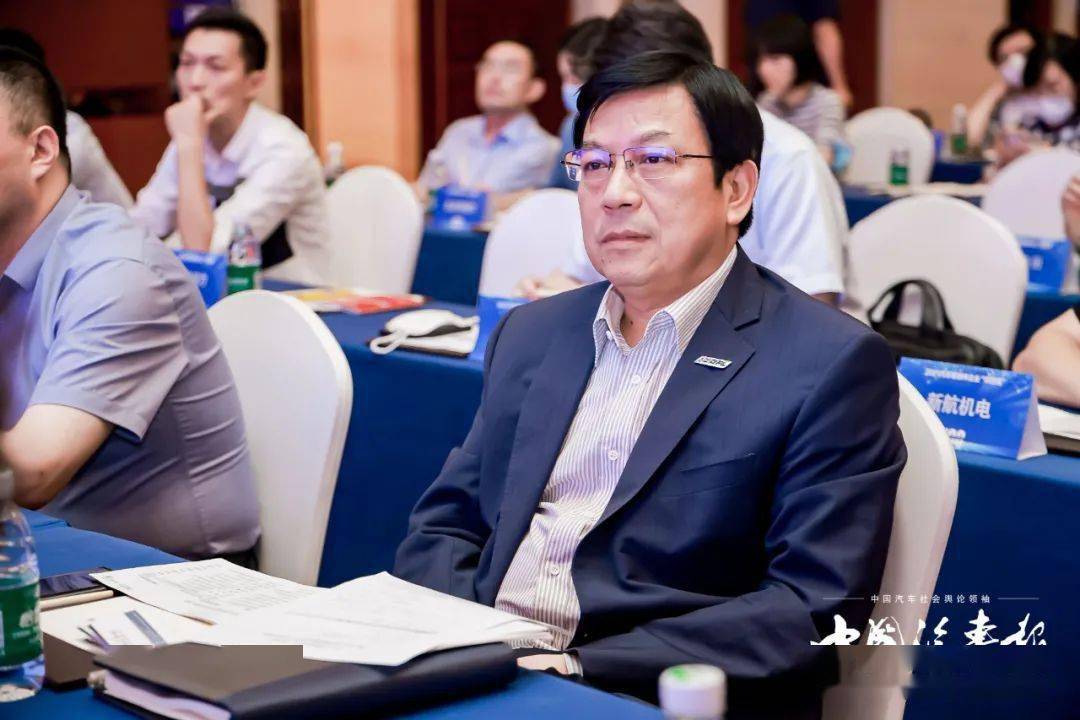 出席发布会东风零部件集团副总经理 罗耀华董事长,总经理陈兴林东风