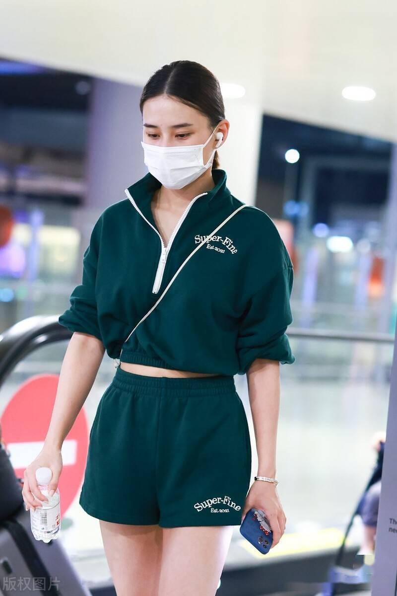 何超莲一身绿色运动装现身机场妆容淡雅清新淡然