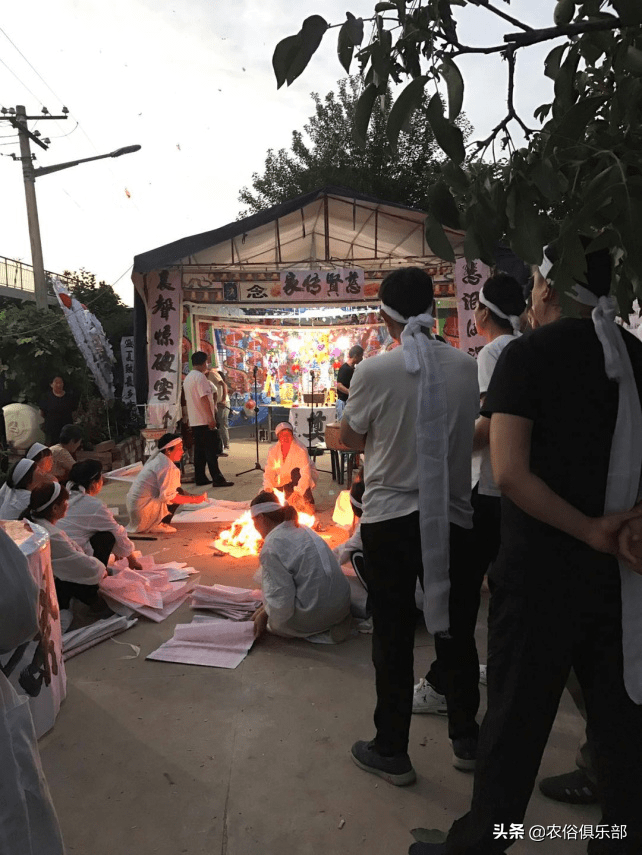 为何农村葬完逝者回家前不能说话出殡后孝子还要独自去烧回头纸