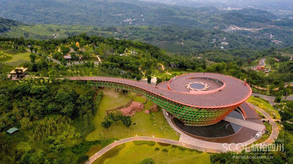 城市之眼璀璨灯火点亮成都龙泉山夜色