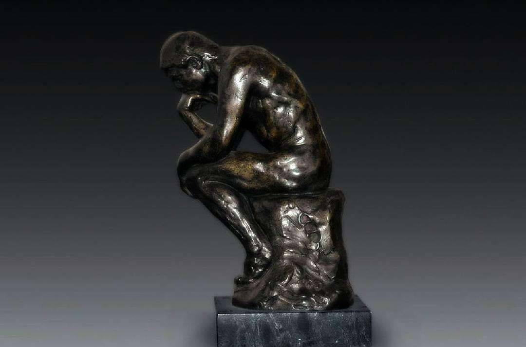 前者的精神状态是紧张的,所以全身的筋肉都在用力气,尤其是腿的部分