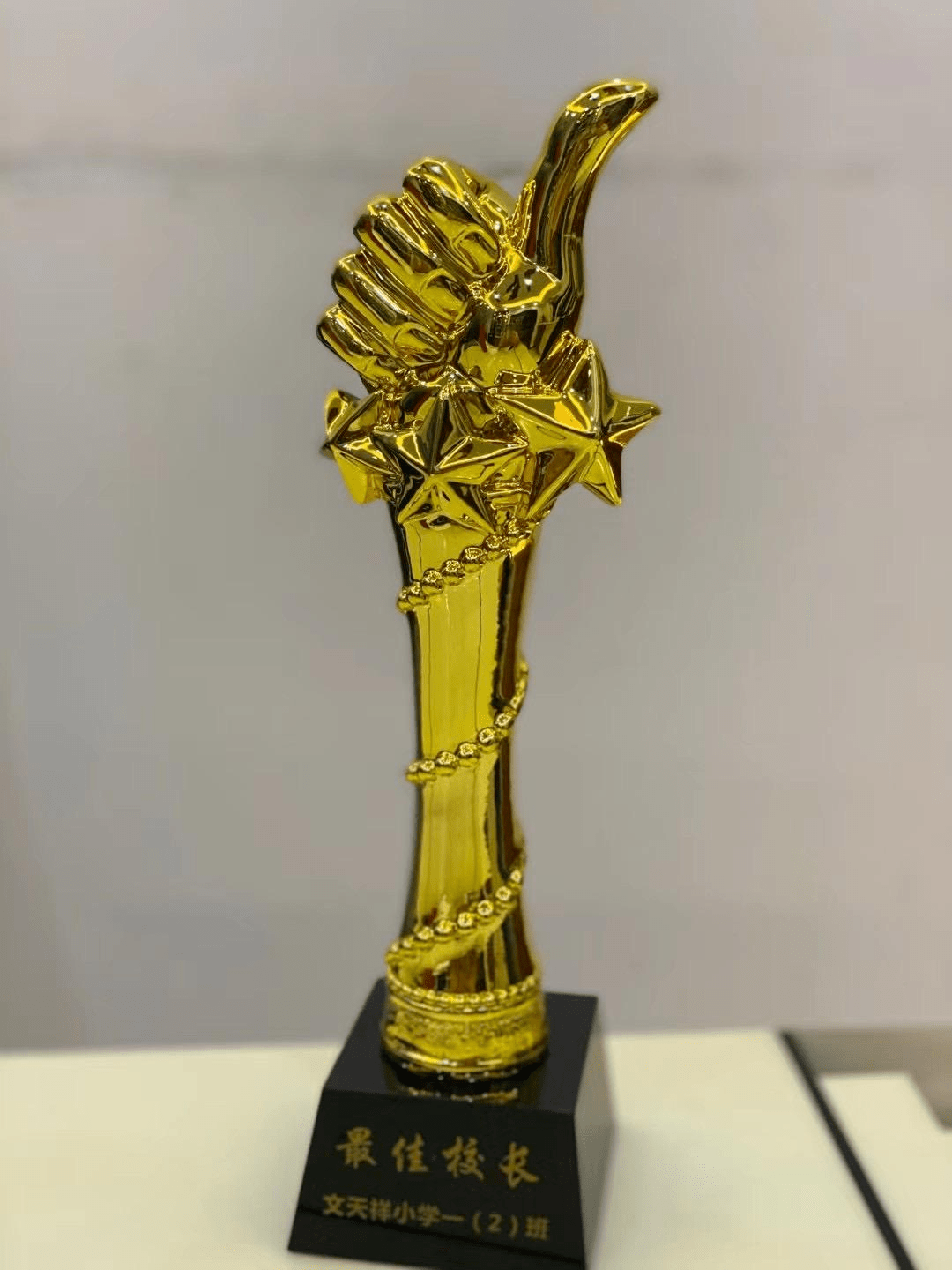 深圳一小学生给校长颁发奖杯,校长:从教30年来最高荣誉!