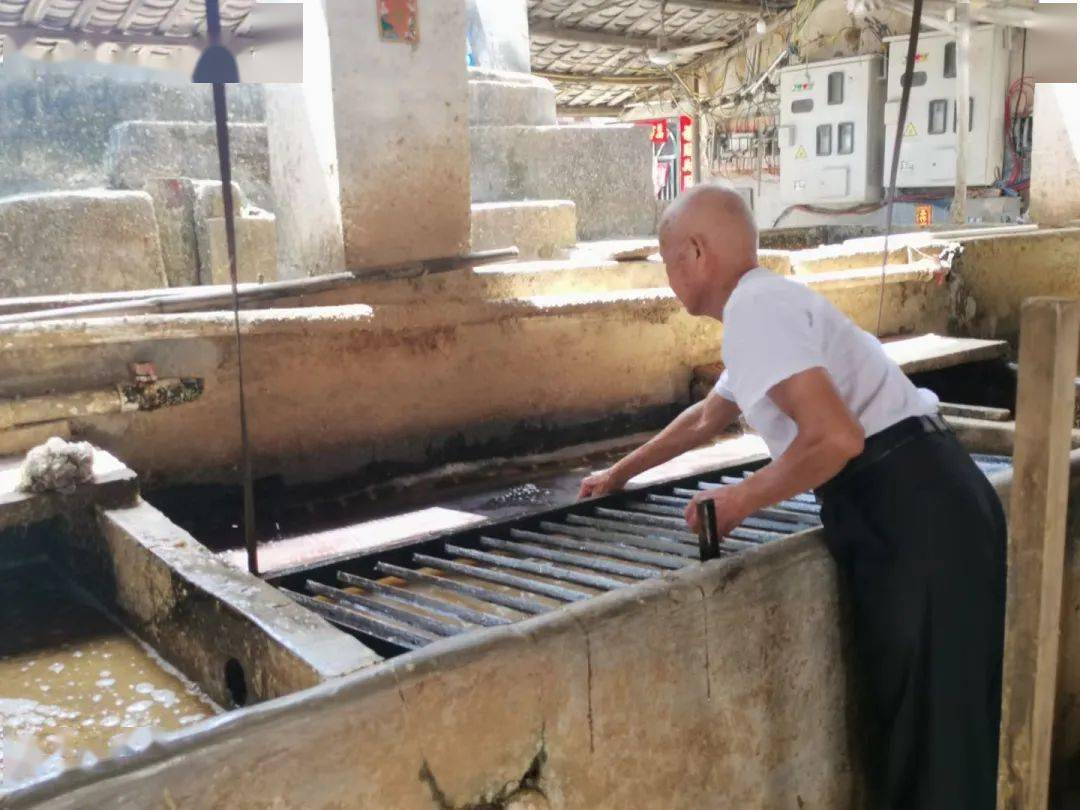 用竹帘在浆池中轻荡,捞起一层纸浆抄纸将细竹料慢慢投入到浆池中沤制