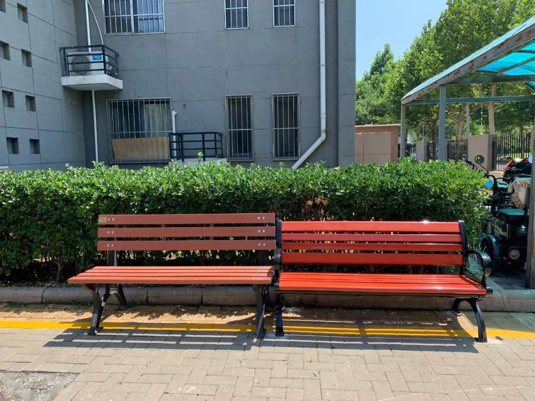 学党史见行动安装座椅便民休憩