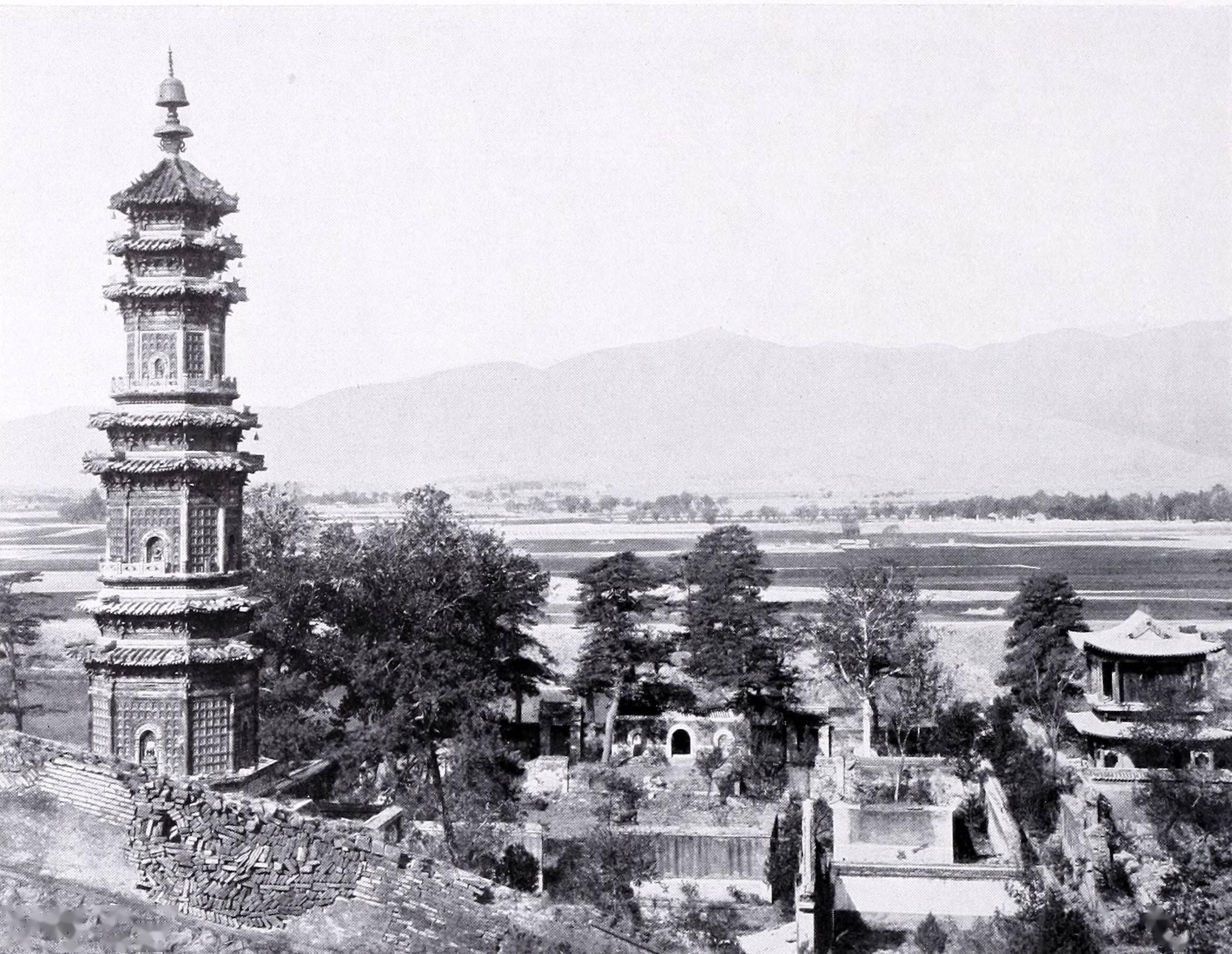 9,位于玉泉山下的圣缘寺,右侧的琉璃塔始建于清乾隆年间.