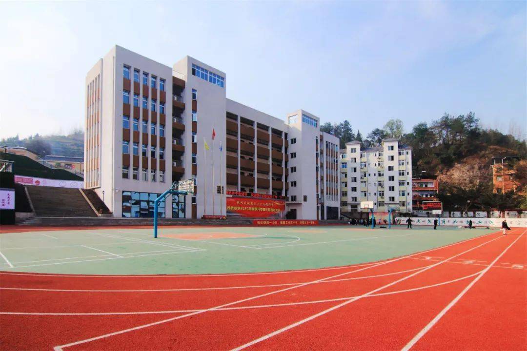 《养鹿中学》 于奇山 摄其他优秀作品《昔日蜗居,今日靓丽高楼》谢时