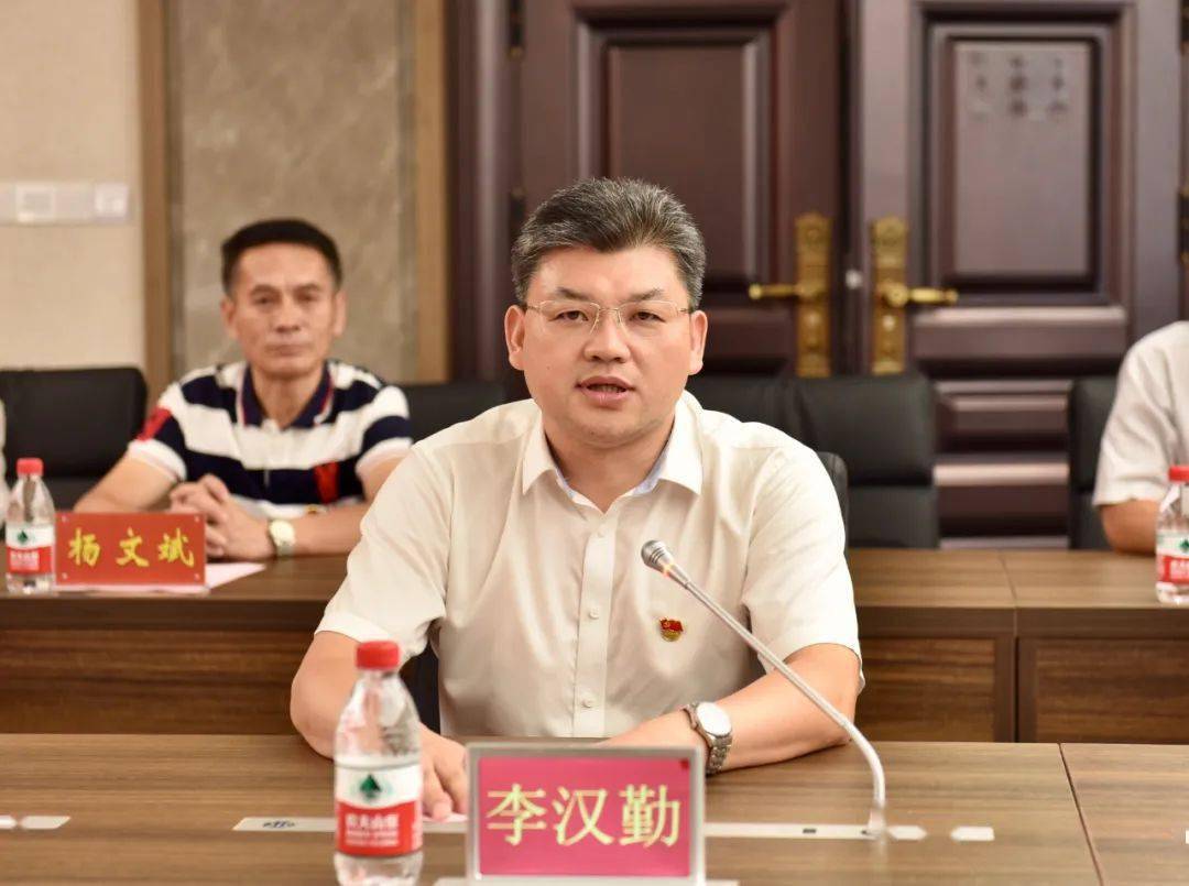 在丽水军分区,县领导们与丽水军分区司令员赵存志等丽水军分区领导一