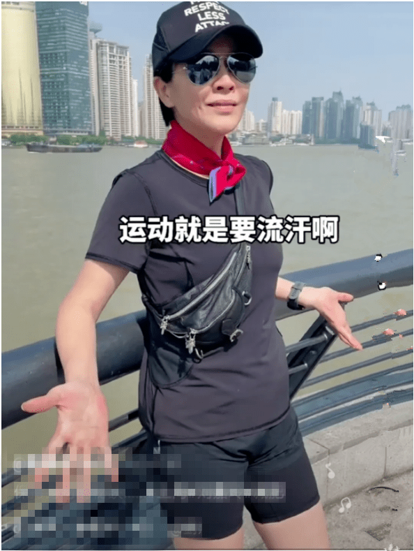 刘嘉玲跑步减肥被拍穿紧身短裤不遮臀型55岁没一点老人样