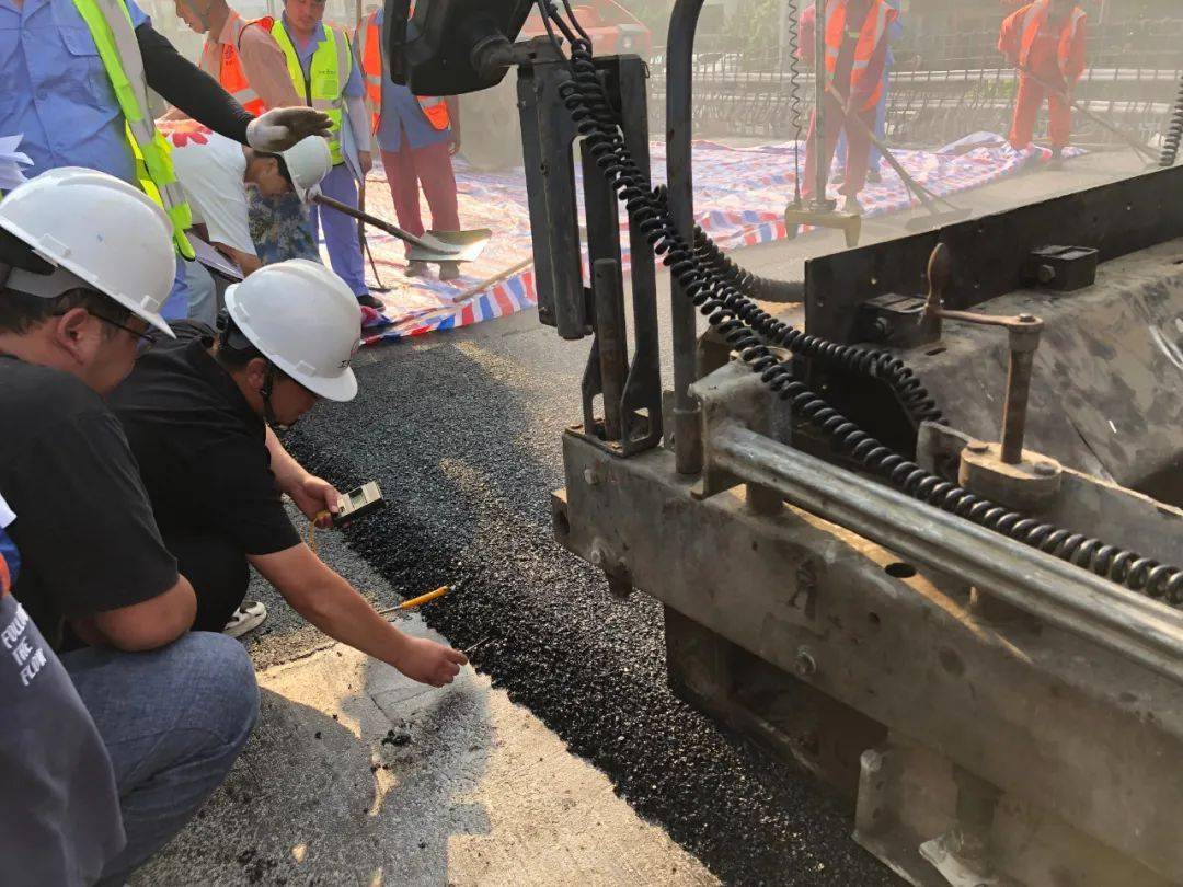 桥面铺装结构总厚度为100毫米,为溶剂型沥青粘结剂与热熔型超高粘改性