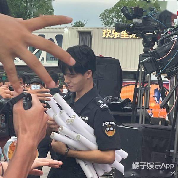 帅哥|太帅了！鹅厂程序员欢乐谷保安凭生图走红，艺人可能都没他们上镜