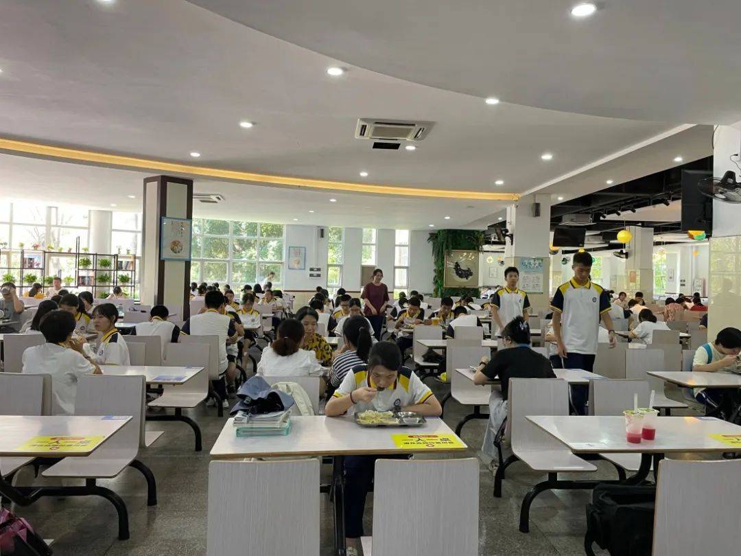 供学校3700多名师生用餐江门一中有两个食堂江门一学校食堂厨房外的