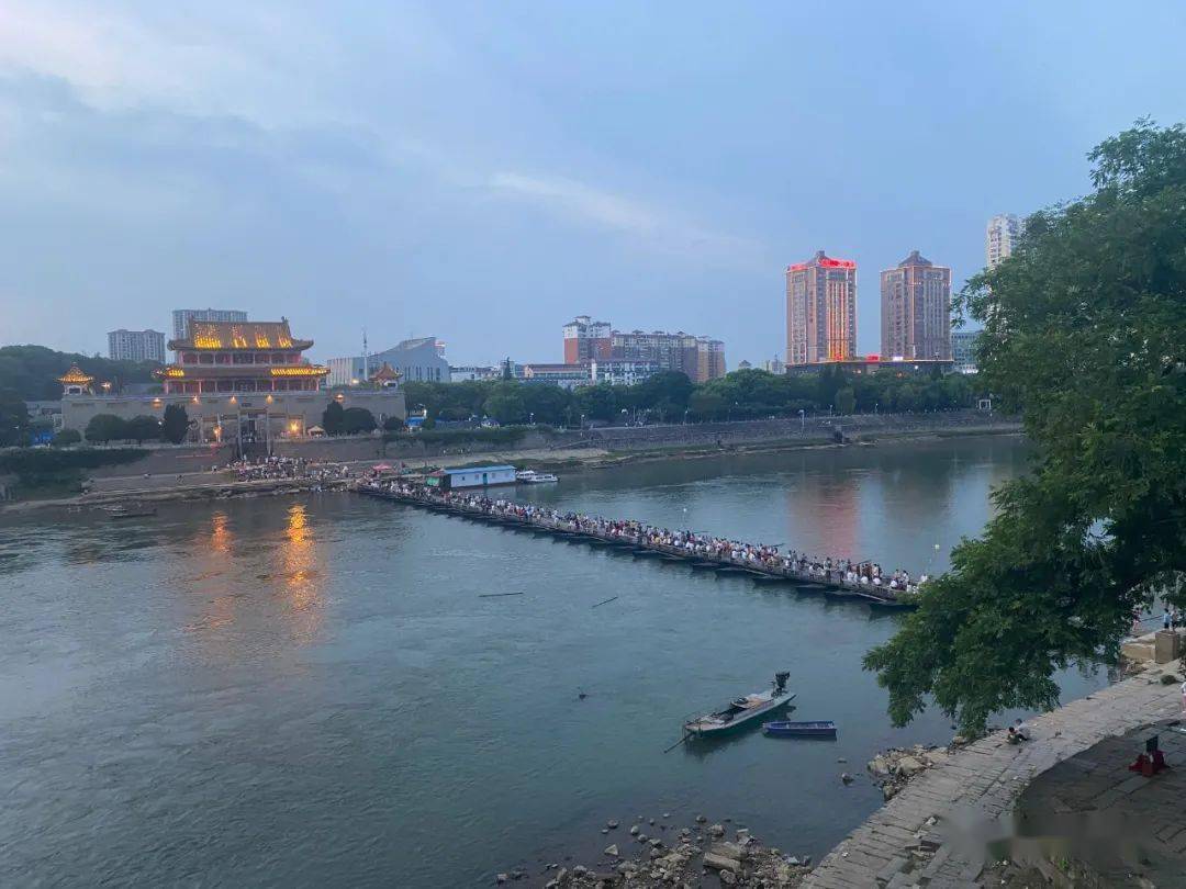 【随手拍高安】晚上的浮桥真火!_大观楼