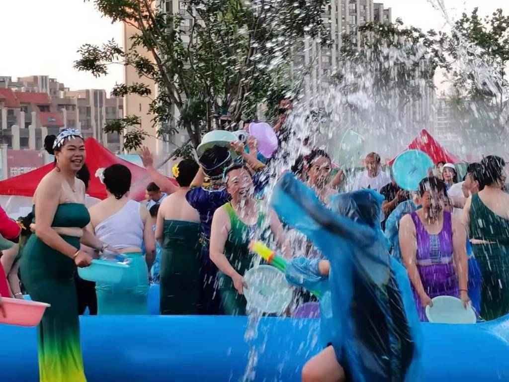 梅河口首届东北泼水节,为夏日梅城增添活力