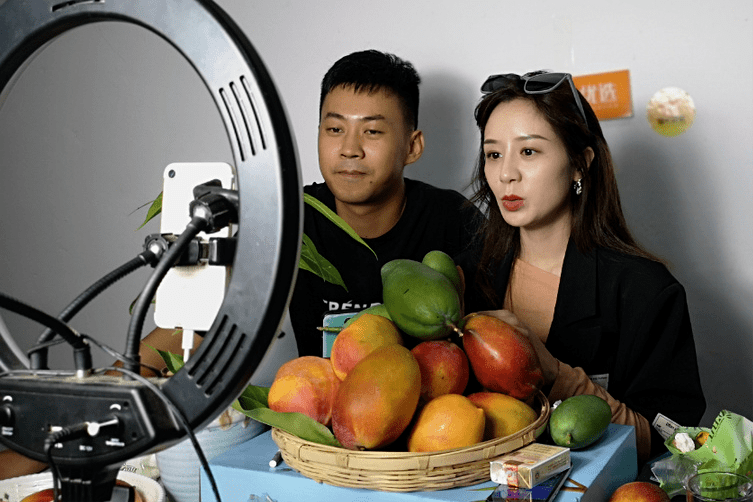 乡村振兴看仁和丨农民变身带货主播 “村播”赋能乡村振兴_李小龙