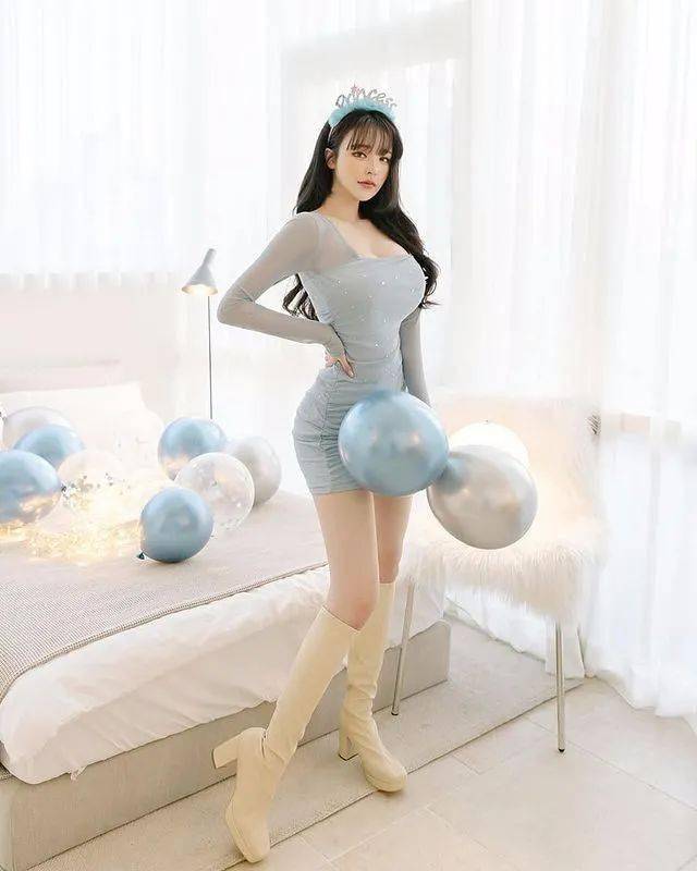 微胖身材搭配蓝色连衣开叉裙,迅速成为街上的亮点_美女