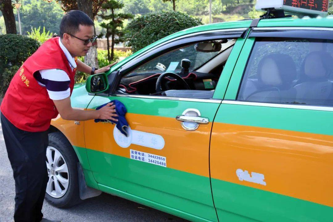 高温下的坚守二三伏天里的出租车司机