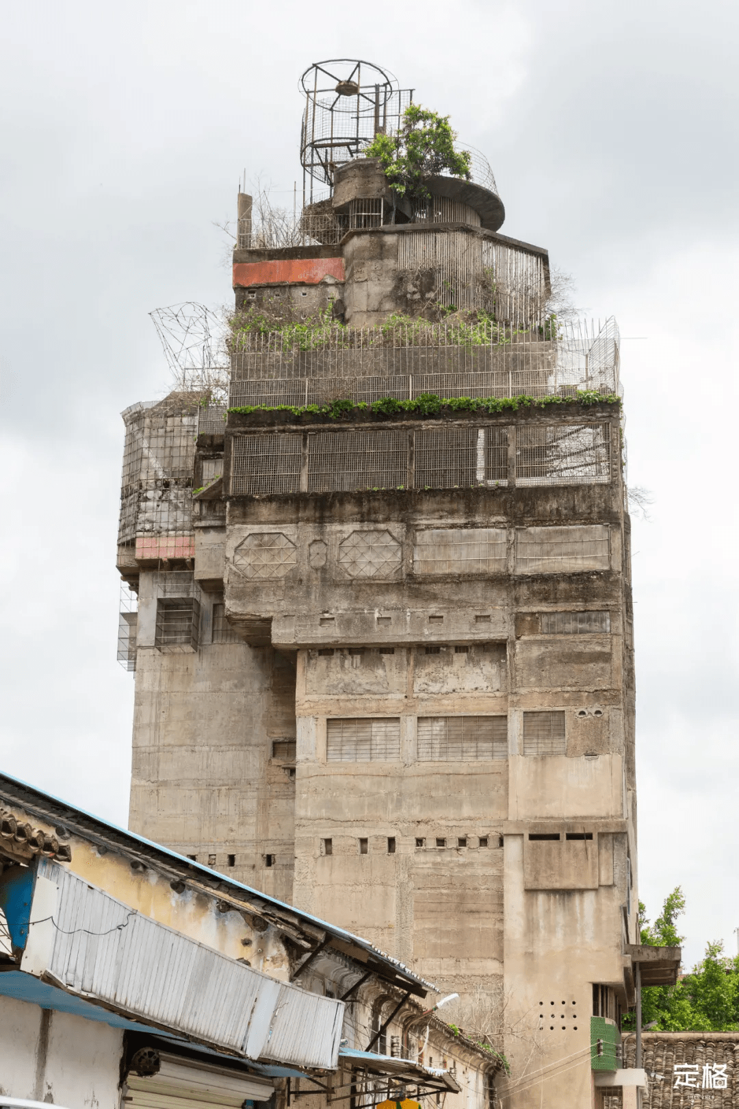 紧接着我们第二站打卡传说中的龙岗"怪楼",这真的是老龙岗人记忆中的