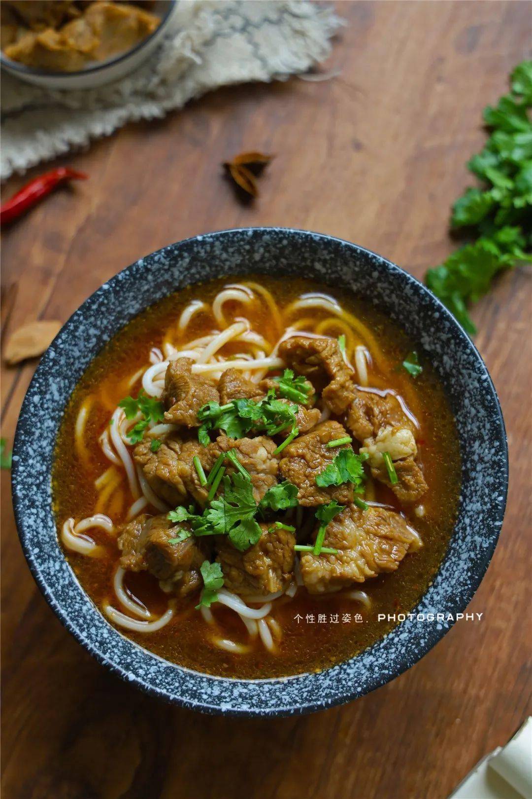 但外面的红烧牛肉面,似乎只有红烧面,牛肉寥寥几块少得可怜.