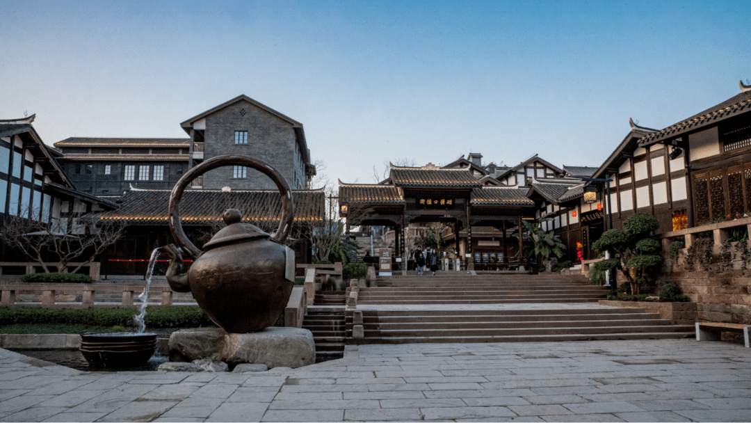 统筹历史街区规划设计,着力传承保护古镇文化,完成2公里磁器口步行街