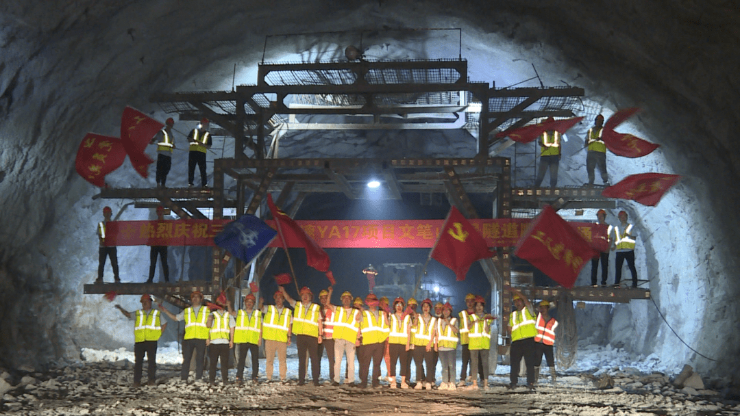 莆炎高速公路三明段最长隧道大田文笔山2号贯通