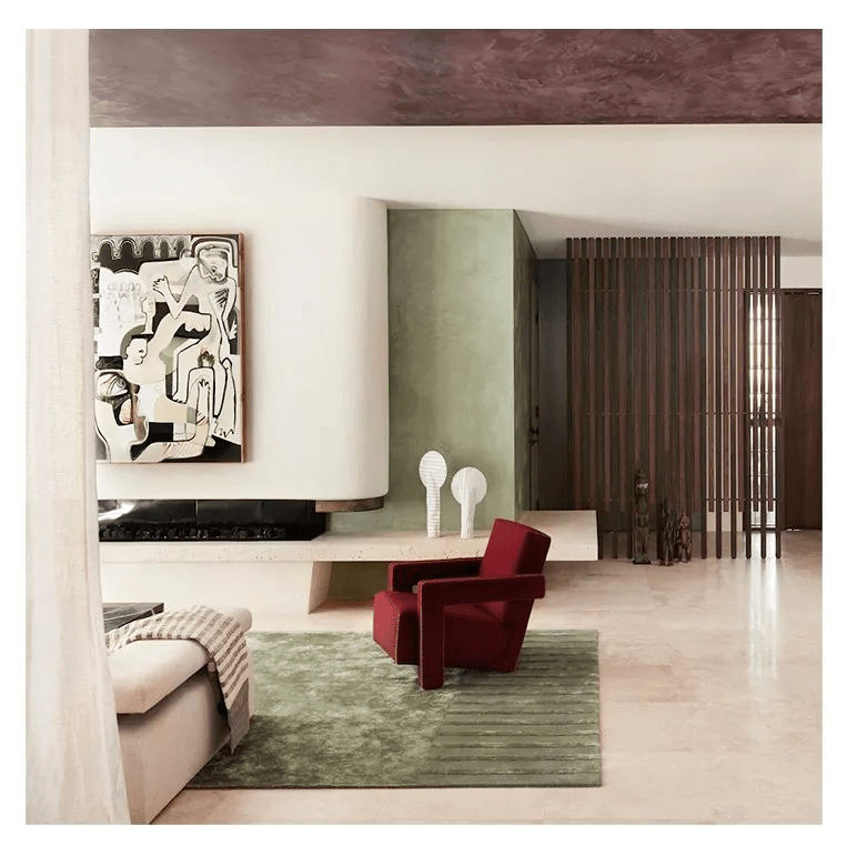 墙面,地毯大面积的橄榄绿,点缀一个勃艮第红沙发,不得不感叹这深厚的