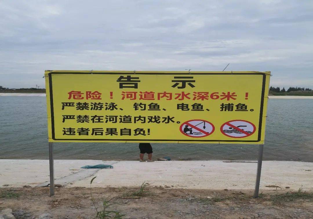 新孟河奔牛段道路两侧目前设置宣传牌,安全提示牌,安全警示牌等共26套