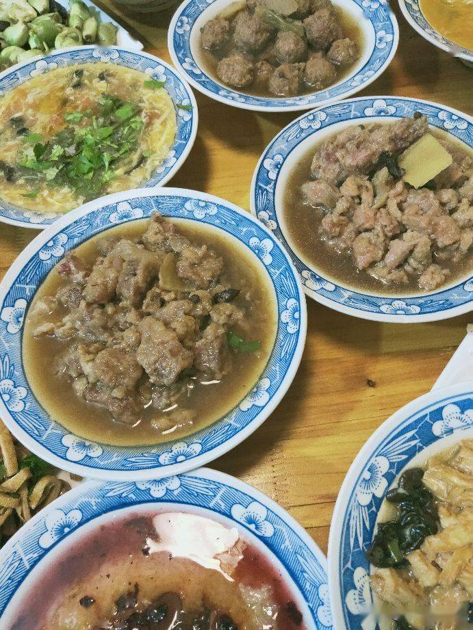 清真十大碗羊肉在开封是绝对的主力担当,羊肉汤,羊肉炕馍,扒(pa)羊肉