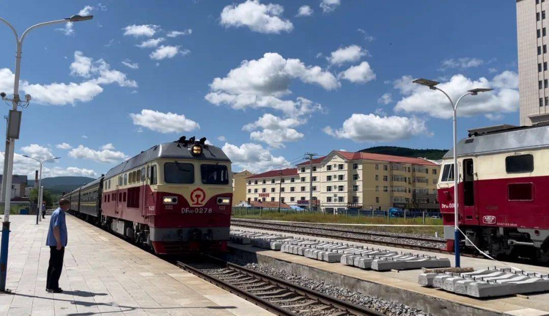 【旅游】阿尔山迎来了哈尔滨至阿尔山首开旅游列车!