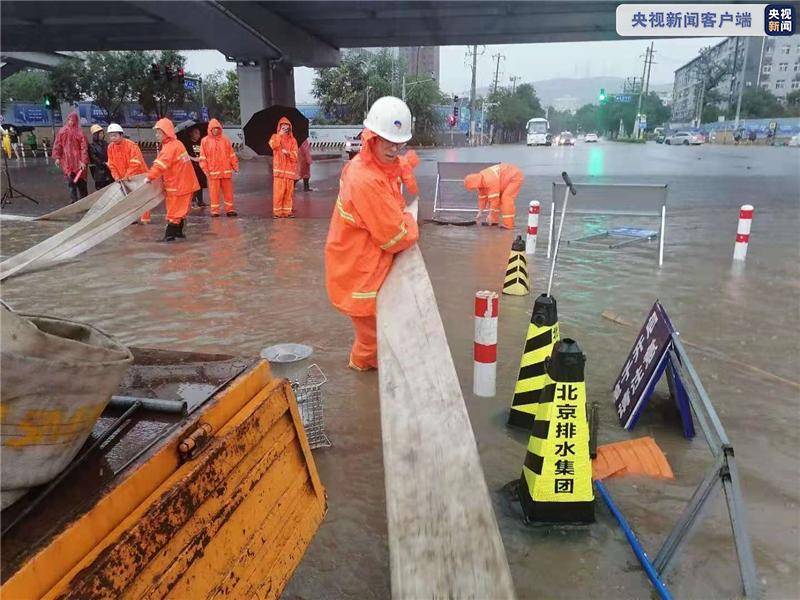 北京金安桥路段积水排除地铁附近地面公交投入25部车辆转运乘客