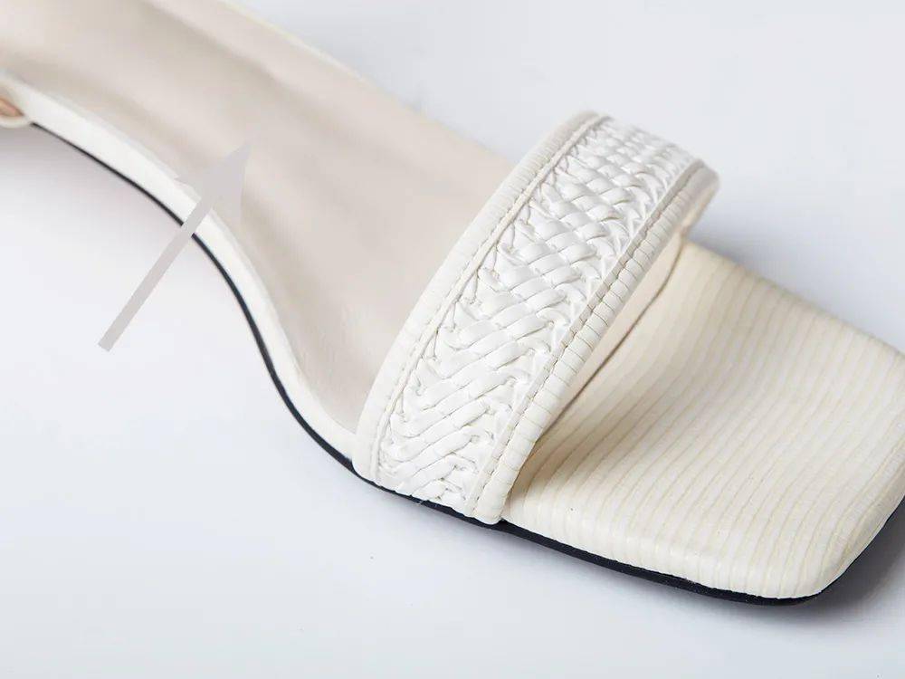 材质|清凉穿搭的灵魂单品：编织羊皮凉鞋，瞬间“拔”高气质