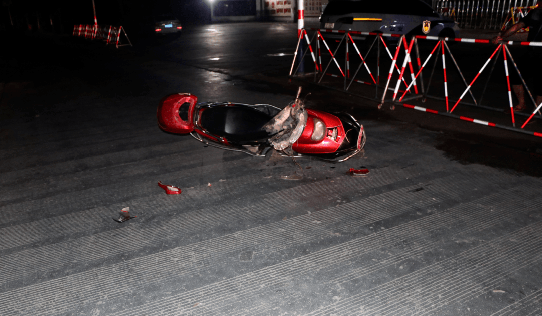 血淋淋教训东兰县15岁初三毕业生驾驶无号牌二轮摩托车与小轿车相撞