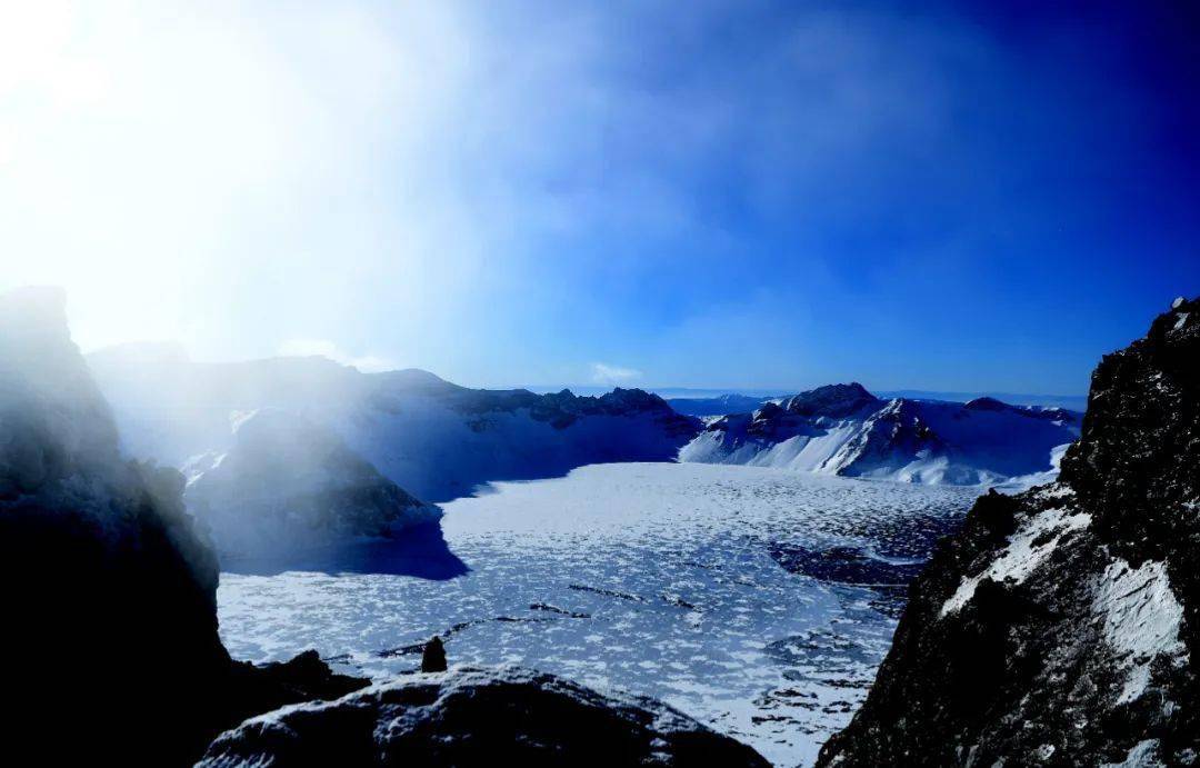 不用空调的旅行地：长白山、天台山，夏日平均温度 20℃左右