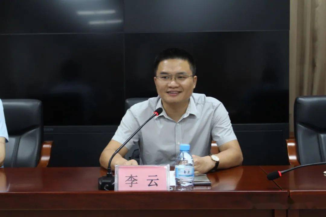 会上,县委常委,组织部部长李云宣读了市委提名卢靖同