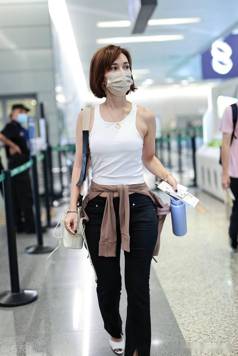 街拍卢靖姗白色老爹背心黑色开衩牛仔裤鱼嘴凉鞋简单大方