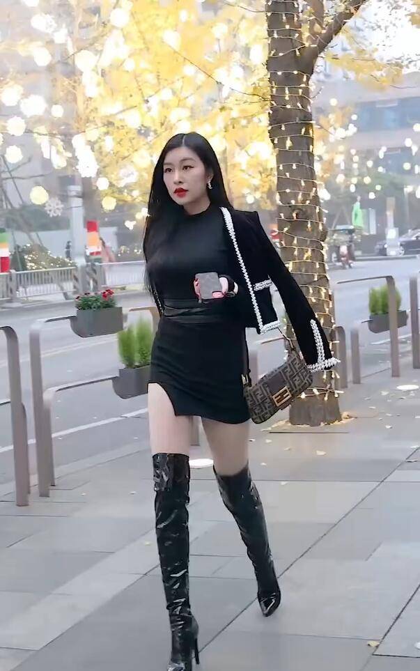 黑色|冬天里的短裙配长靴美女，她才是街景中的主角