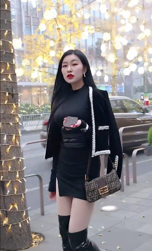 黑色|冬天里的短裙配长靴美女，她才是街景中的主角