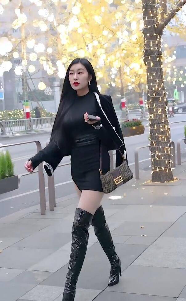 冬天里的短裙配长靴美女她才是街景中的主角