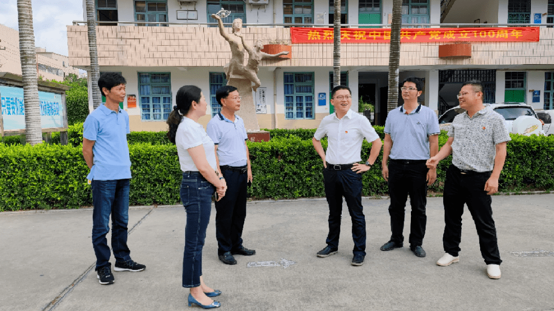 石井镇主要领导到石井中心小学厚德小学调研指导工作