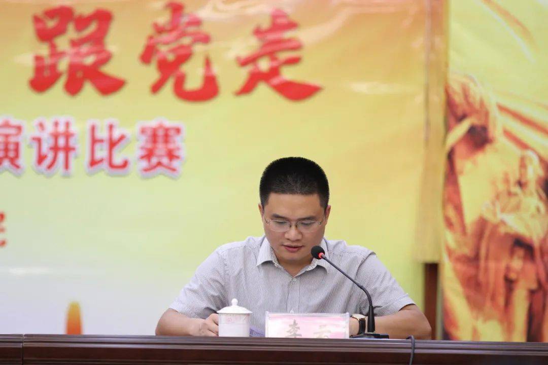 会议首先由县委常委,组织部长李云同志宣布百色市委决定,宣布黄天琪