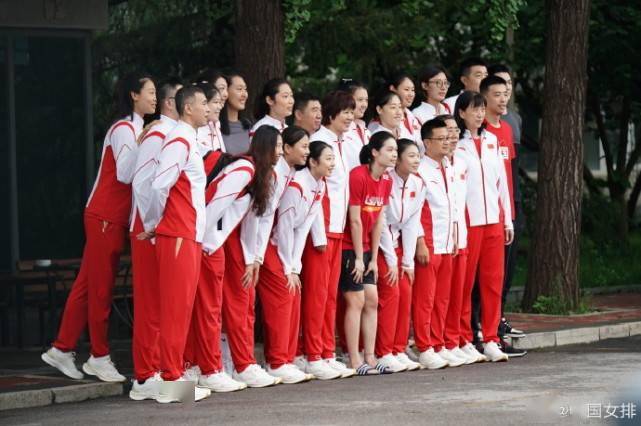 中国女排出征日本力争卫冕 郎平为朱婷整理衣装 张常宁笑开花 奥运会