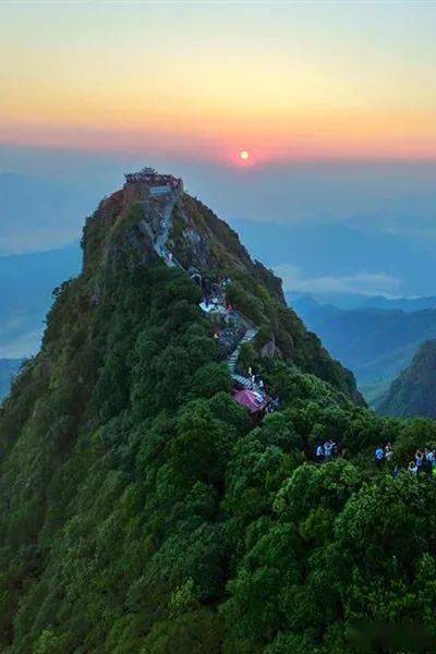 岷山雪宝顶六盘红缨扬中华英雄山中流砥柱峰左手太行山右手是呂梁千山