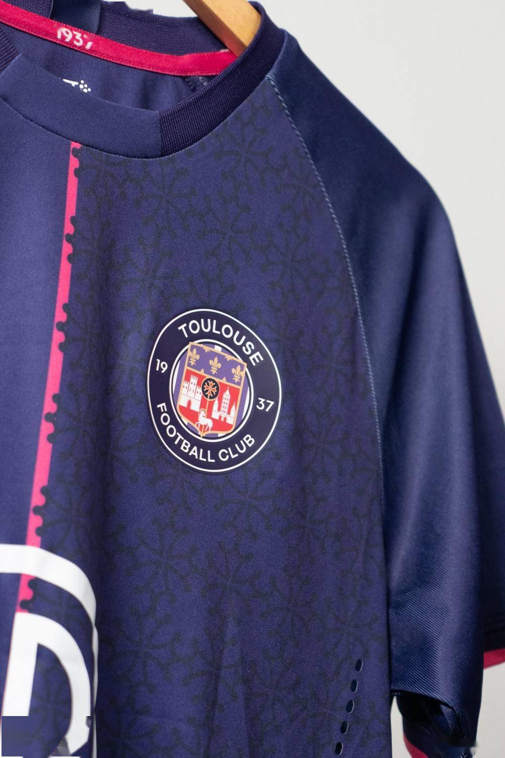 图卢兹发布202122赛季主客场球衣