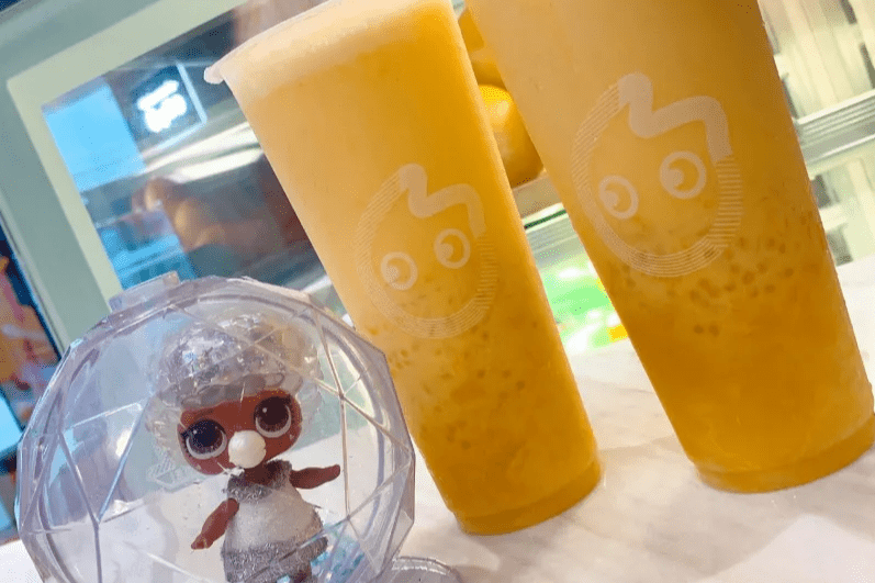 在搅拌奶盖一起喝 超级丝滑 肉质细腻的新鲜芒果 丝丝清香的微甜白柚