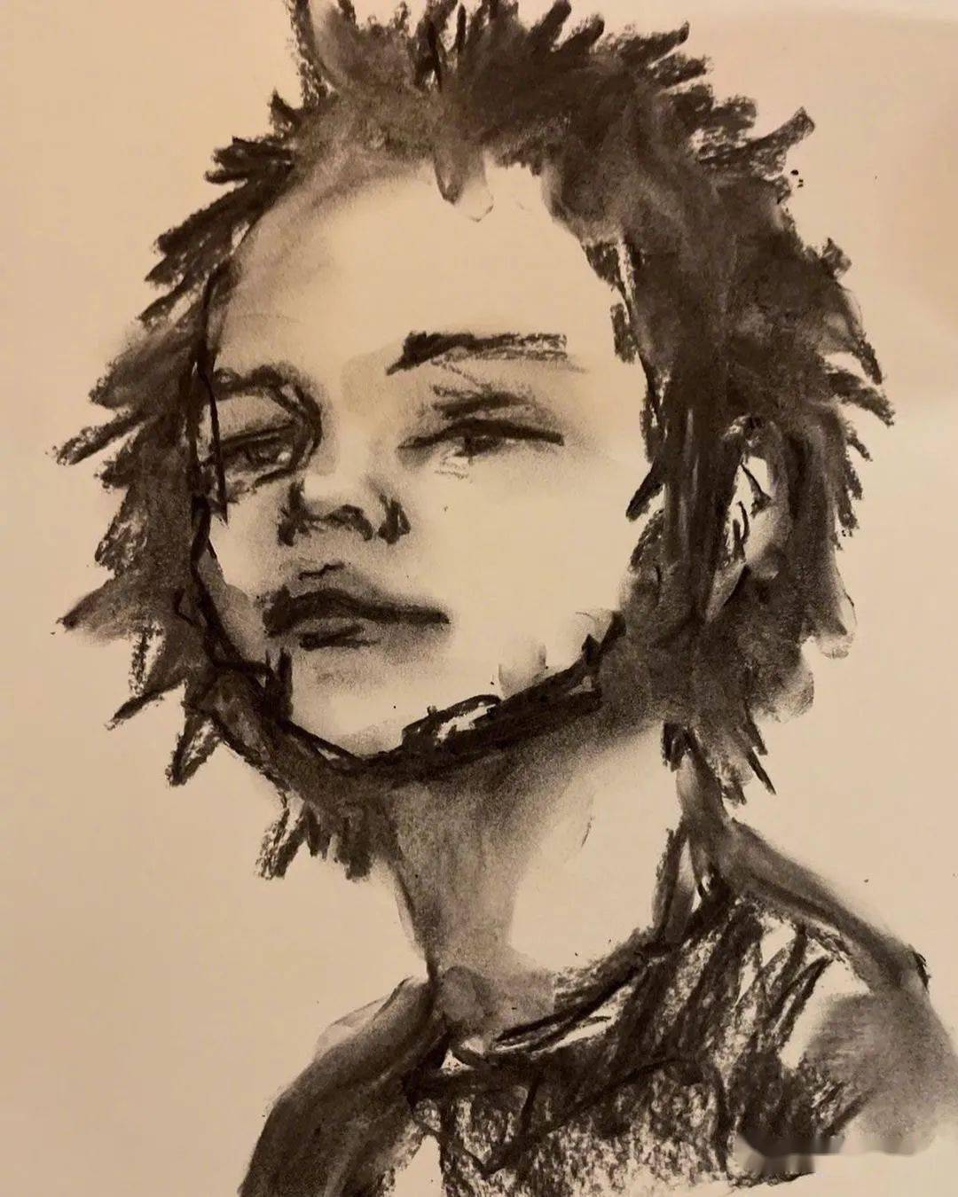 这位女团爱豆用木炭画的画是完美女孩没错了