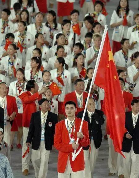 网友|东京奥运会中国队“入场服”终于不是番茄炒蛋了！网友：像酒店迎宾服