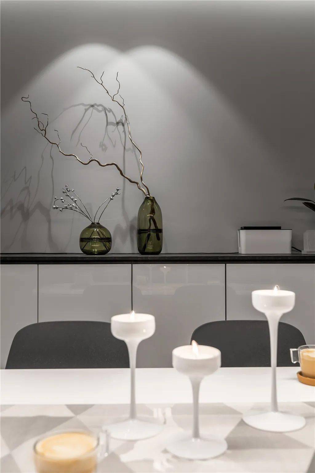 现代简约,整体空间以简约舒适的浅度灰色调,布置上自然雅致的软装家具