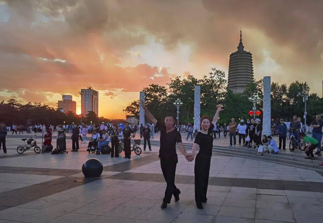 中华广场 李丙群摄▲青年湖夜市 李丙群摄这个夏天到辽阳体验仲夏的