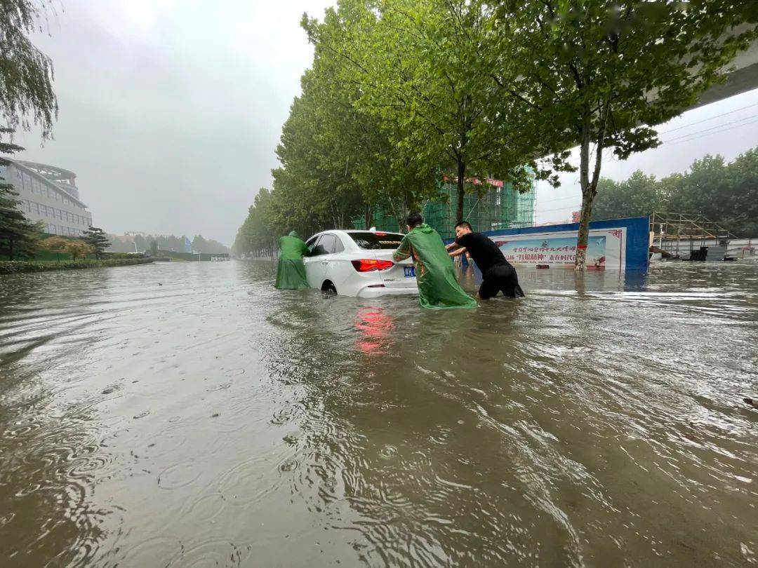 暴雨的许昌,却有一群人泡在水里彻夜没睡…_搜狐汽车_搜狐网