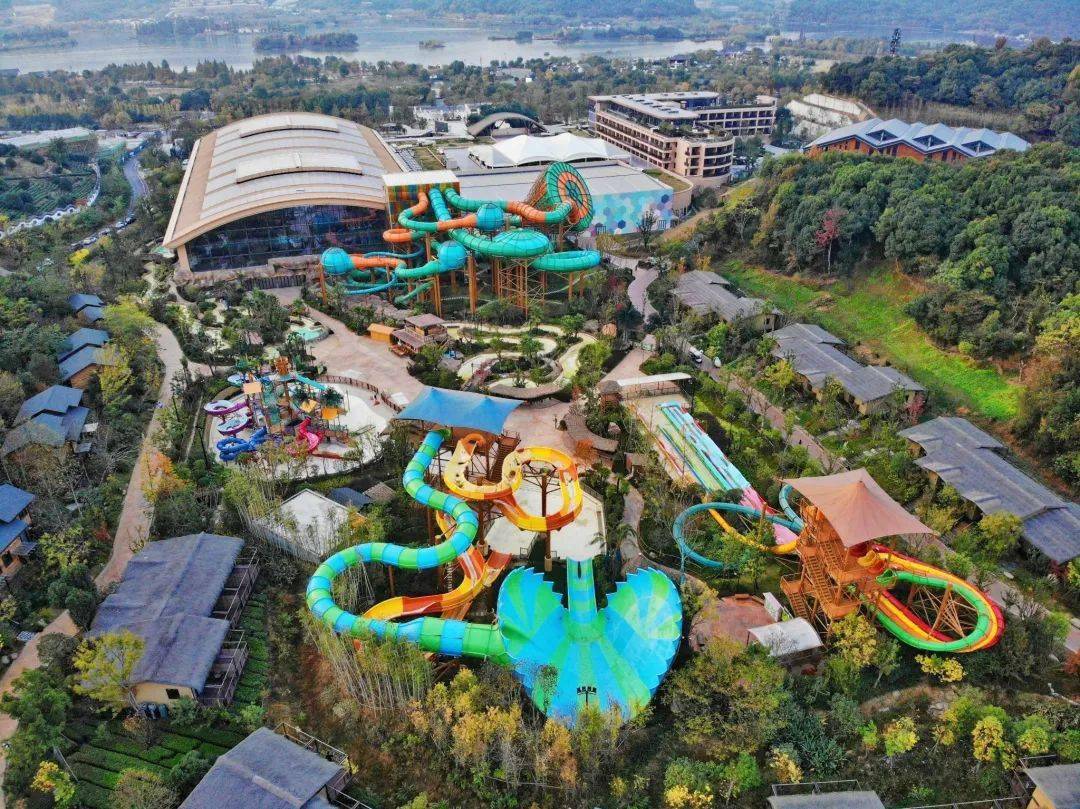 在杭州与莫干山两地同时存在的开元森泊水乐园,是一座适合江浙沪人民