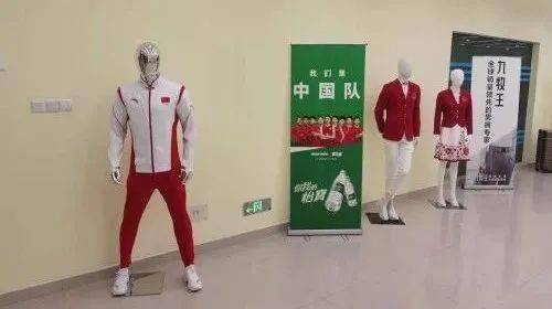 网友|东京奥运会中国队“入场服”终于不是番茄炒蛋了！网友：像酒店迎宾服